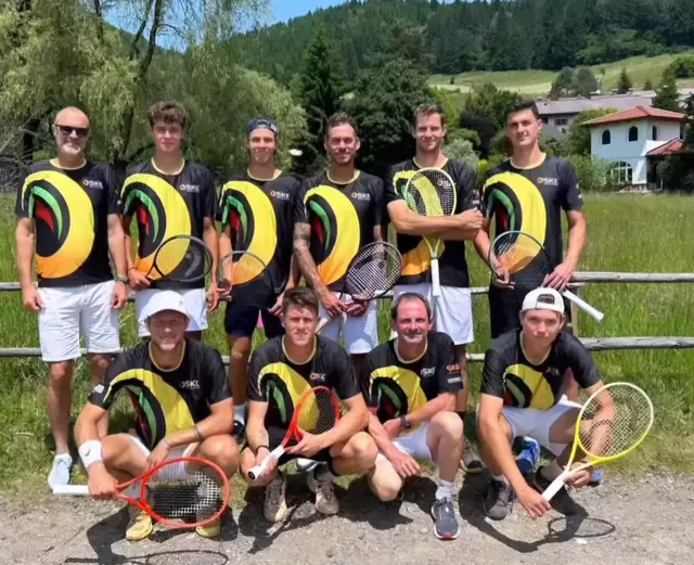 Mauthausen-Spieler mit dem Sportlichen Leiter Andreas Pilsl (links) und Mannschaftsführer Hannes Pühringer (vorne 2. von rechts). | Foto: Union Stein&Co. Mauthausen