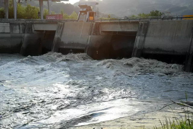 Wasserkraft als Rückgrat der Tiroler Energieversorgung: Sie liefert verlässlich Strom und gleicht Schwankungen von Wind- und Sonnenenergie aus. | Foto: Friedl Schwaighofer
