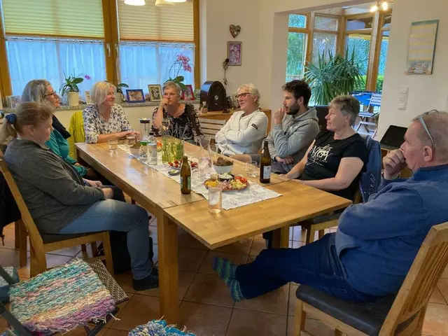 Vereinsarbeit in gemütlicher Runde: Austausch, Erfahrung und Gemeinschaft prägen das Vereinsleben in Ferndorf. | Foto: Privat
