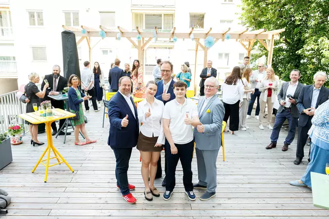Bezirksvorsteher Alexander Nikolai (SPÖ; l.), Schuldirektor Alois Pack (m.), Präsident der Wiener Kaufmannschaft Helmut Schramm (r.) und die Schülerinnen und Schüler bei der Terrasseneröffnung der VBS Augarten. | Foto: F. Wieser