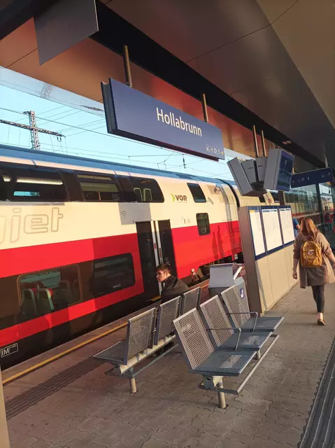 Herr Lehrer kommt täglich zu spät zur Schule - dank Zugverspätung aus Wien kommend. | Foto: arbes