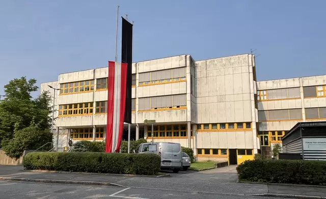 Weithin sichtbare Anteilnahme: Die schwarze Fahne ist vor dem Bundesschulzentrum in Deutschlandsberg gehisst, die österreichische Flagge ist auf Halbmast gesetzt. | Foto: Susanne Veronik