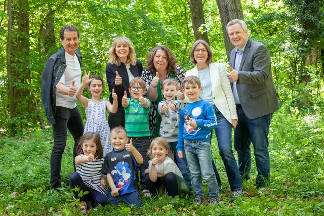 v.l.n.r.: Christian Oxonitsch (SPÖ), Vorsitzender der Wiener Kinderfreunde, Bezirksvorsteherin Stefanie Lamp (SPÖ), Kindergartenleiterin Sabine Mucha, Kinderfreunde-Bereichsleiterin Anja Burda und Kinderfreunde Geschäftsführer Daniel Bohmann freuen sich über die neue Waldgruppe.  | Foto: Philipp Tomsich/Kinderfreunde