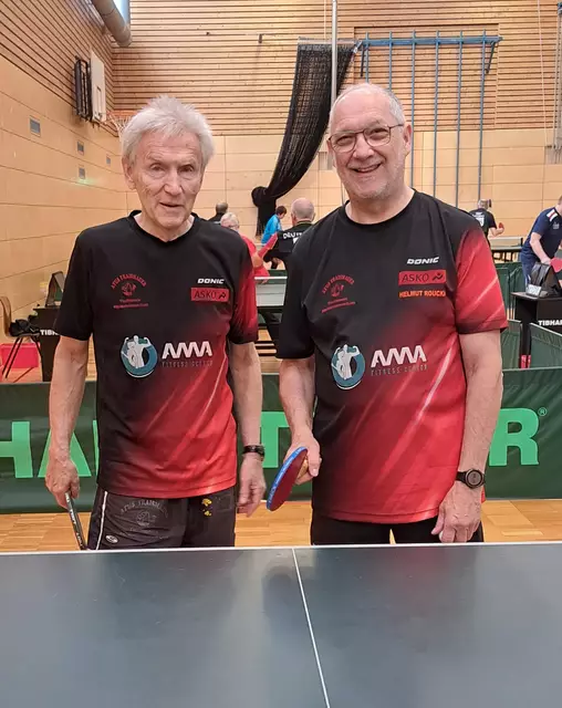 Heinz Lukaschek, Helmut Roucka mit den gesponserten Dressen von AMA Fitness Center Traismauer und Heuriger Sandbichler Traismauer 