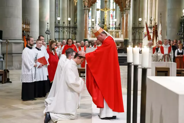 Albin Schwarz kniet vor Bischof Manfred Scheuer und wird von ihm zum Ständigen Diakon geweiht. | Foto: Diözese Linz/Wakolbinger