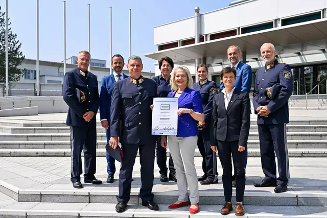 Von links oben: Chefinspektor Claus Kügerl, Vizerektor Jan Steinbrener, Kommandantin Angelika Breschniak, Kontrollinspektorin Bettina Kienzer, Vizerektor Peter Schlögl, Pressesprecher der Kärntner Polizei Hofrat Rainer Dionisio, unten links: Oberst Wolfgang Gabrutsch, Rektorin Ada Pellert und Vizerektorin Doris Hattenberger. | Foto: aau/Helge Bauer