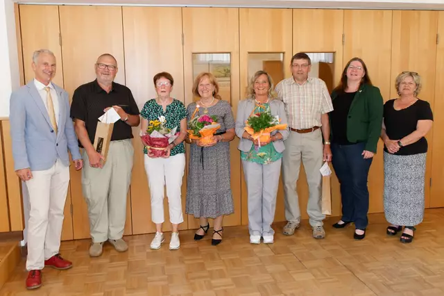 Gratulanten und die "70er". v. l. n. r. Bgm Michael Strasser, Neumann Günter, Posseth Isabella, Gamböck Maria, Brocza Sieglinde, Hausmann Adolf, GR Bettina Leputsch-Figl, GGR Petra Hell | Foto: Gemeinde Weinburg