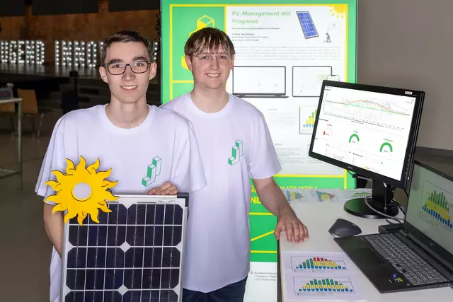 Photovoltaikanlagen produzieren oft mehr Sonnenenergie, als sie ins Netz einspeisen können. Anhand einer konkreten Anlage entdeckten drei Diplomanden der HTBLA Neufelden einen originellen Workaround. | Foto: aws, VOGUS/Wolfgang Voglhuber