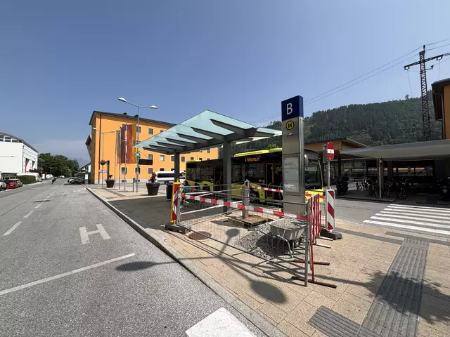 Der Abriss des alten Bahnhofsgebäudes lässt weiter auf sich warten – ein konkreter Termin steht noch nicht fest. | Foto: Kendlbacher