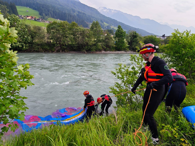 Zwei Paragleiter-Pilotinnen waren bei einem Ausbildungsflug in die Salzach gestürzt. | Foto: Österreichische Wasserrettung/Wasserrettung Mittersill