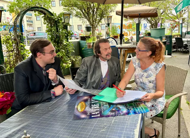 Spannende Details erfuhr MeinBezirk Redakteurin Alexandra Goll beim Interview mit dem Komponisten Roland Baumgartner und seinem Sohn Benjamin. | Foto: Alexandra Goll