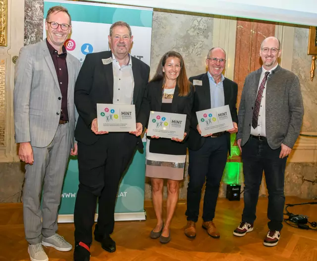 Michael Mairhofer (Industriellenvereinigung Tirol), Markus Tönig (Schulcluster Defereggental), Maria Thor-Frank (VS Grafendorf), Andreas Strasser (MS Sillian) und Claudio Landerer (Bildungsdirektion Tirol) (v.l.). | Foto: Markus Prantl