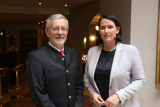 Michl Ebner, Präsident der HK Bozen, und Barbara Thaler, Präsidentin der WK Tirol, sprechen sich gemeinsam für einen zukunftsorientierten Ausbau der Südbahnverbindung aus.  | Foto: Handelskammer Bozen