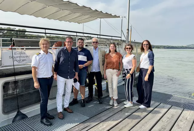 Kapitän Markus Haider, der Hainburger Amtsleiter Ewald Bergmann, Bürgermeister Johannes Gumprecht (ÖVP), Tourismusverbands-Obmann Franz Jöchlinger, Margit Neubauer, Daniela Wagner und Franziska Köck vom Tourismusbüro Carnuntum-Marchfeld vor der "MS Carnuntum" | Foto: Bachhofner