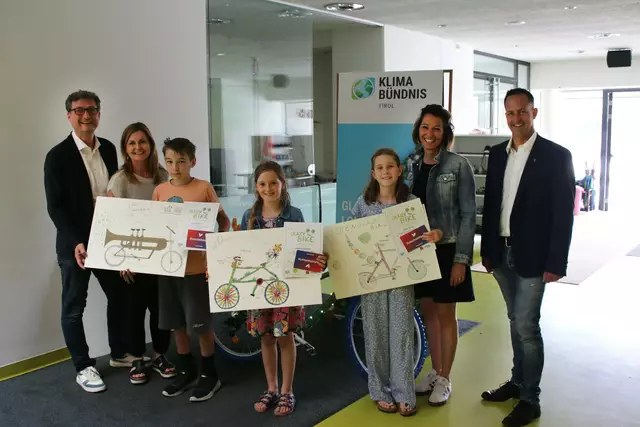 Bezirkspreisverleihung im Bezirk Innsbruck-Land (Mils): v.l.n.r.: Andrä Stigger (Geschäftsführer Klimabündnis Tirol), Barbara Gassler (Lehrerin), Matteo Norz (2. Platz), Mathea Bodner (1. Platz), Rosa Theurl (3. Platz), Doris Weberberger (Schulleitung), Daniel Pfeifhofer (Vize Bgm. Mils). | Foto: Klimabündnis Tirol