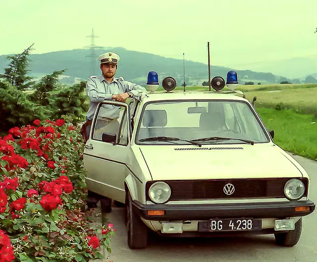 1986: Karl Neißl vom Gendarmerieposten Lembach als Gendarm in Verkehrsdienst, mit weißer Tellerkappe und dem Dienstauto, einem VW Derby.  | Foto: Topothek