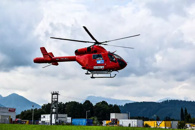 Das Kind zog sich schwere Verletzungen am Arm zu und wurde mit dem Rettungshubschrauber in das Klinikum Wels geflogen. | Foto: Team Fotokerschi.at/Rauscher