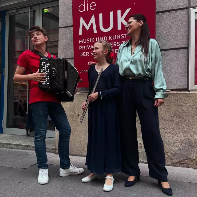 Clarissa Zarfl (Querflöte, AG I, 91,00 Punkte) - Gold / 1. Preis und Paul Weinberger (Akkordeon, AG II, Begleitung mit Bewertung) - 1. Preis!
Paul Weinberger, Clarissa Zarfl und Kathrin Weinberger (vlnr.)