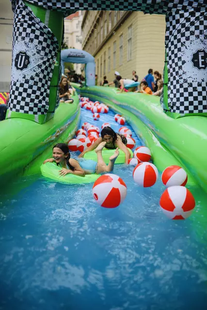 Die "Rutschpartie" betont, dass bei der Veranstaltung alle Personen ab fünf Jahren willkommen seien.  | Foto: Ulrich & Erich