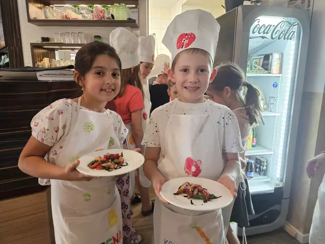 Mit viel Engagement im Service: Lorena und Konstantin servieren das frisch zubereitete Spargelmenü. | Foto: Verena Kainz