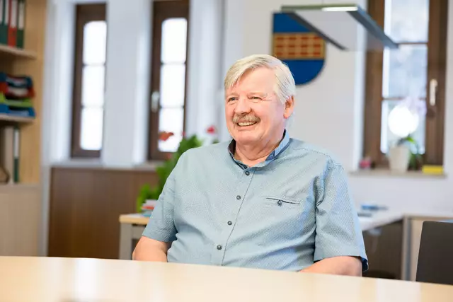 Die Stimmung am Gemeindeamt sei wieder gut und alle Posten wieder besetzt, erklärt Johann Haber. | Foto: Martin Meieregger