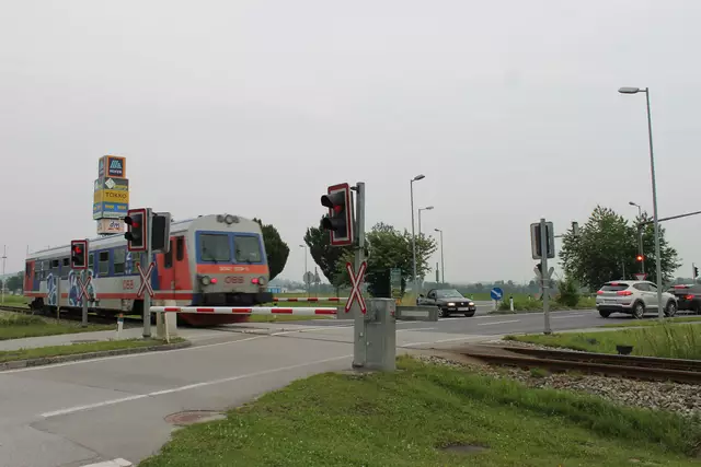 Eisenbahnkreuzung mit Schranken beim Einkaufspark in Walding | Foto: MeinBezirk/Gernot Fohler