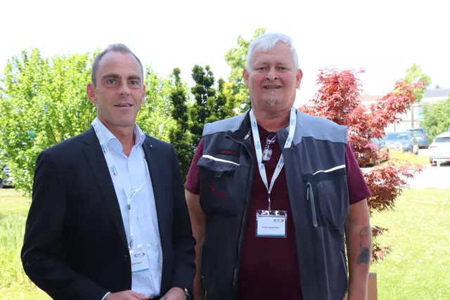 Stefan Seilinger (l.) vom AMS Braunau mit Franz Vilskotter, dem Lehrlingsbeauftragten von Hubers Landhendl  | Foto: MeinBezirk