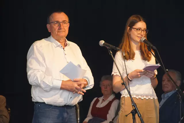 Reinhold Neubauer und Liva Mayr präsentierten den Inhalt der Broschüre.  | Foto: Helmut Eder