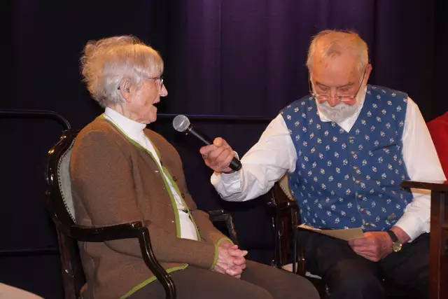  „Am Pfingstsamstag den 19. Mai 1945 rollten Panzer der Amerikaner aus Haslach kommend auf dem Ortsplatz. In der Volkschule bezogen sie Quartier“, berichtet Maria Mayr. | Foto: Helmut Eder