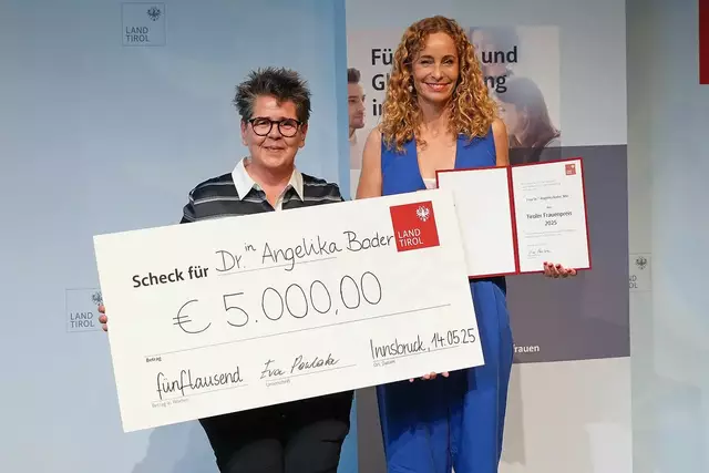 Frauenlandesrätin Eva Pawlata (r.) verleiht Angelika Bader den Tiroler Frauenpreis für ihr Engagement im Bereich der Frauengesundheit. | Foto: Land Tirol/Dorfmann