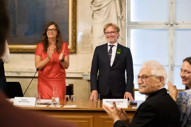 Martin Fabisch (Grüne) wurde in seinem Amt bestätigt und bleibt für weitere 5 Jahre Bezirksvorsteher der Josefstadt. Die Angelobung der Bezirksräte nahm Stadträtin Ulli Sima (SPÖ) vor. | Foto: Shervin Sardari/BV8