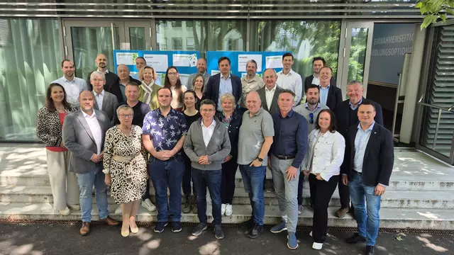 Bürgermeister Peter Eisenschenk (vorne, Mitte) und der Finanzverantwortliche der Stadt, Markus Mayer (vorne, links), mit Mitarbeitern sämtlicher Abteilungen der Stadtgemeinde, Vertretern aller Parteien sowie des Zentrums für Verwaltungsforschung KDZ beim Workshop zur Budget-Konsolidierung. | Foto: Stadtgemeinde Tulln