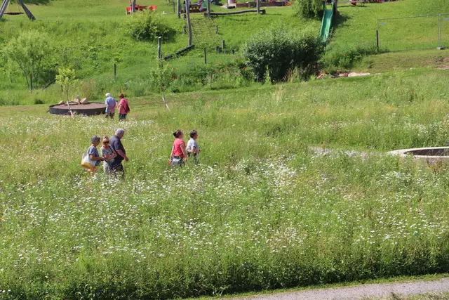 ein Gang durch den naturnahen Garten erdet und lässt Stress und Hektik außerhalb der Klostermauern.  | Foto: Edith Ertl