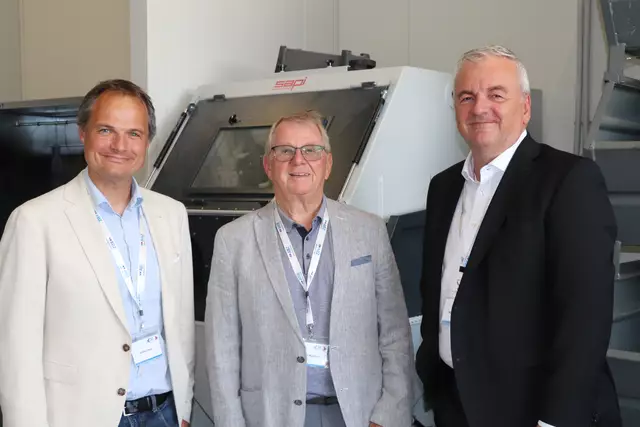 Die Geschäftsführung vom BFI OÖ Stefan Oppl (l.) und Manfred Bauer (r.) mit Günter Weibold. Er war der erste Geschäftsführer vom ABZ Braunau  | Foto: MeinBezirk 