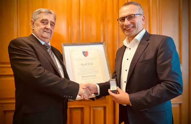 Karl Polz und Bürgermeister Helmut Schwarz. Karl Polz zum Ehrenbürger von Schrattenberg ernannt.  | Foto: Gemeinde Schrattenberg