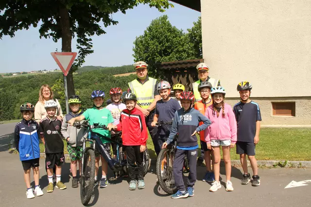 Mit dem Erlangen des Radfahrausweises dürfen jetzt 12 Schülerinnen und Schüler der Gemeinde alleine am Straßenverkehr teilnehmen.