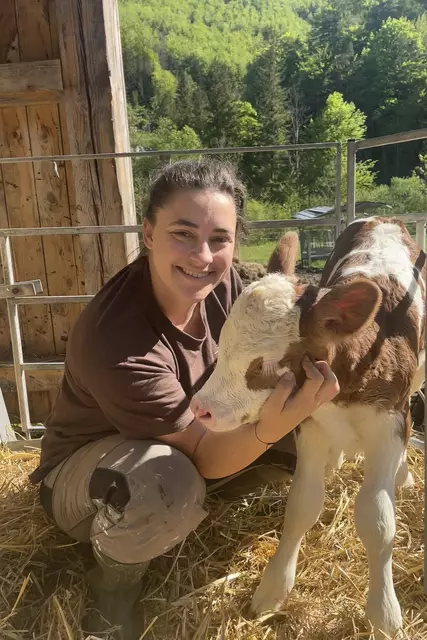 Die 27-jährige Mollnerin und Farmfluencerin lebt gemeinsam mit 18 Milchkühen, Pferden, Hühnern, Schweinen, Katzen, Kaninchen, einem Hund und ihrem Partner auf dessen Hof in Molln.  | Foto: Franziska Rußmann