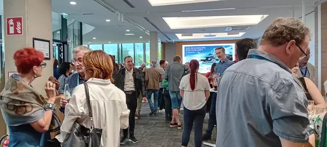 Bei der Vernissage wurde in einer Schweigeminute auch der Opfer in Graz gedacht.  | Foto: AT&S