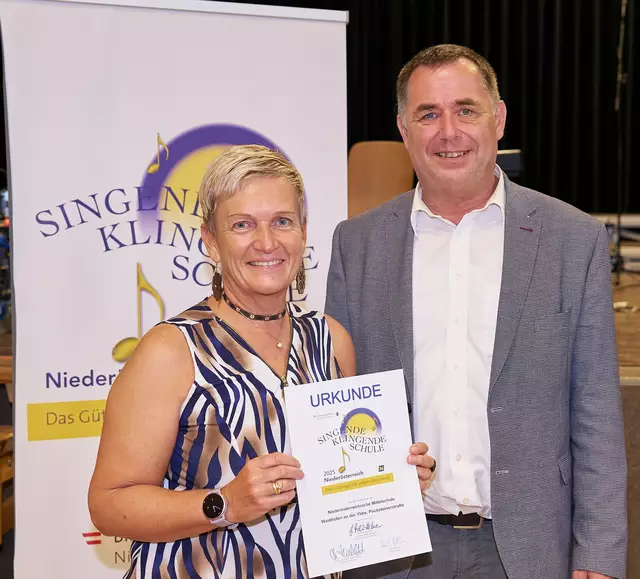v.l.: Chorleiterin Johanna Sandhofer und Direktor Herwig Rohringer. | Foto: WMMS Waidhofen/Ybbs