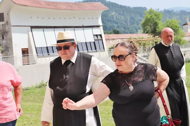 Stiftshistorikerin Elisabeth Brenner  erklärte die Bedeutung des Stiftsgartens - von ursprünglichen Buchsbeeten zum Gemüsegarten, zuletzt wurden hier Kürbisse und Mais gepflanzt, bevor der barocke Garten in seiner historischen Struktur in Verlängerung seiner Achse zum Kirchturm hin revitalisiert wurde.  | Foto: Edith Ertl