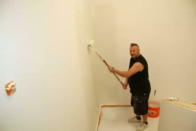 Bevor die Putzbrigarde - vorwiegend Damen - das Haus für die Eröffnung auf Hochglanz brachten, wurden noch die letzten Arbeiten getätigt.