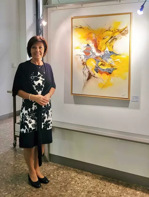 Manuela Nitzinger freut sich über die vielen Besucher ihrer Vernissage in der Galerie Scolarta.      Foto: Hans Nitzinger