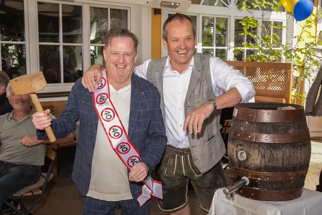 Christian Simeoni (l.) gemeinsam mit seinem Chef Hartwig Hütter bei der Jubiläumsfeier. | Foto: Fotostudio Meindl