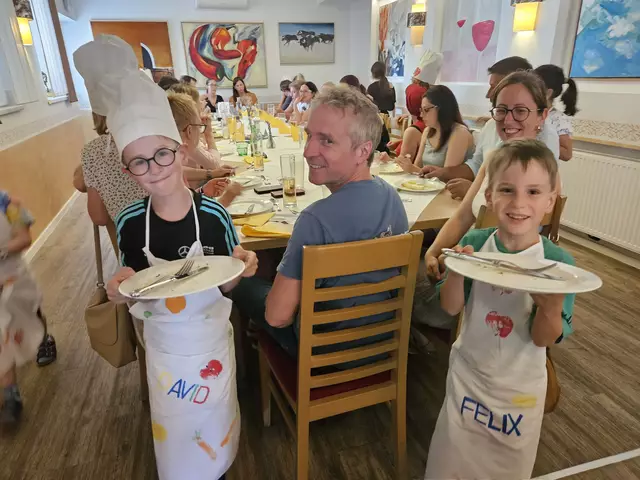 David und Felix räumen die Teller ihrer Eltern mit großer Sorgfalt und einem Lächeln ab – echte Gastgeber! | Foto: Verena Kainz