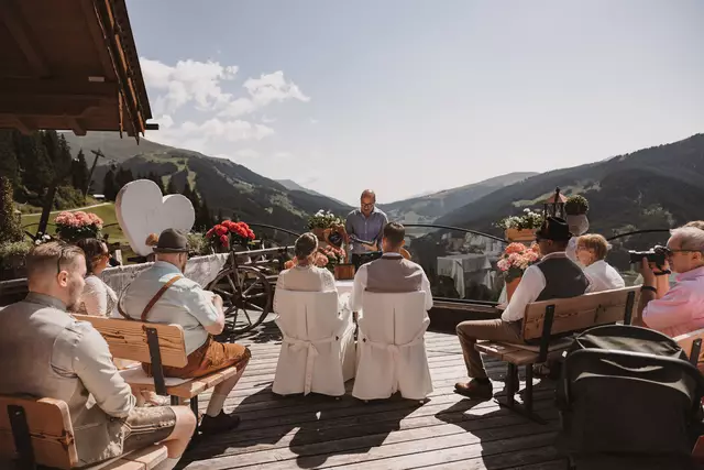 Zahlreiche lokale Dienstleister haben sich auf Hochzeiten spezialisiert und bieten umfassende Services an. | Foto: Pia Emberger Fotografie