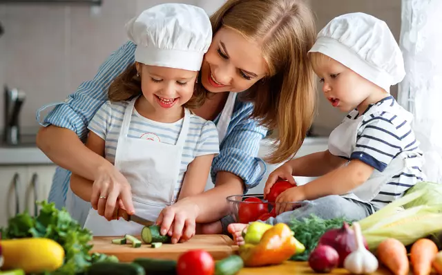 Wenn Eltern gesunde Ernährung vorleben, ist es für Kinder leichter, diese Gewohnheiten zu übernehmen. | Foto: Adobe Stock