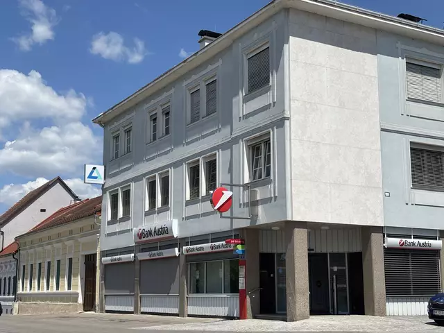 Der Filialbetrieb der Bank Austria wurde geschlossen, in dem unbemannten Gebäude gibt es jetzt nur noch ein Selbstbedienungsfoyer. | Foto: Martin Wurglits