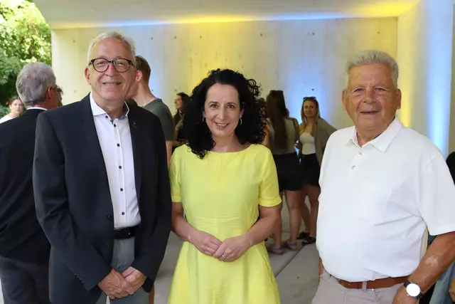 Der Landecker Bürgermeister Herbert Mayer, die Nationalratsabgeordnete Margreth Falkner und Siegfried Gohm, der langjährige WK-Bezirksstellenleiter.  | Foto: Elisabeth Zangerl