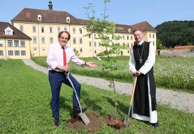 Saubermacher-Gründer Hans Roth und Abt Philipp Helm griffen bei der Bepflanzung mit Bäumen zum Spaten. Blühen&amp;Summen setzte  alte Sorten. Bereits gut angewachsen sind die Apfelsorten Schafnase, Weinler und der Ur-Apfel aus Kasachstan sowie die Germersdorfer Riesenkirsche.  | Foto: Saubermacher
