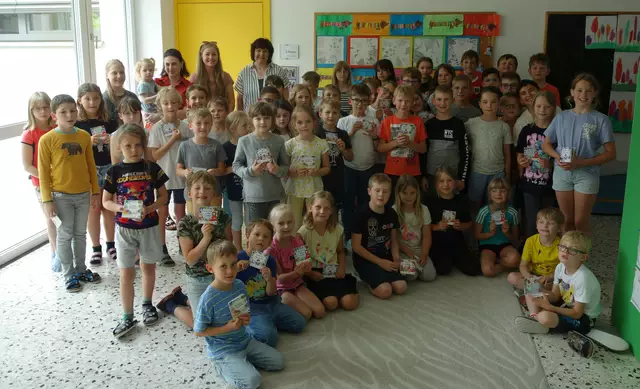 Als kleines Dankeschön für das Bereitstellen des Schulequipments überreichten die Bäuerinnen Stefanie Prey, Elisabeth Mayr und Maria Fuchs den Schülern kleine Kinderbücher. Diese übermitteln landwirtschaftliches Wissen in Form von Bildern, Rezepten, Rätseln und auch Quizfragen. | Foto: Bäuerinnen Wernstein